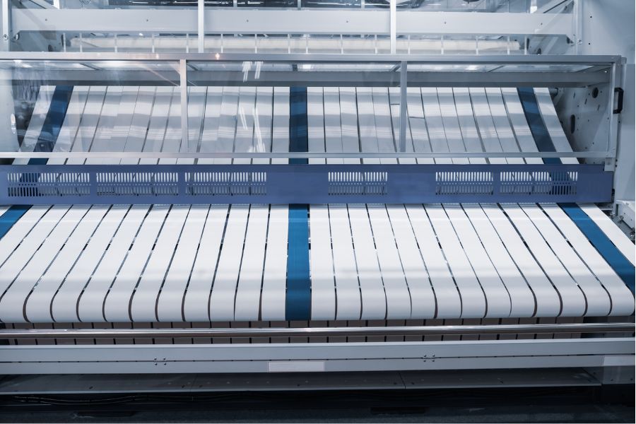 Automatic laundry folding machine